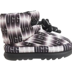UGG Women's Black White All Over Logo Classic Maxi Wavelength Short Boots 7 NEW